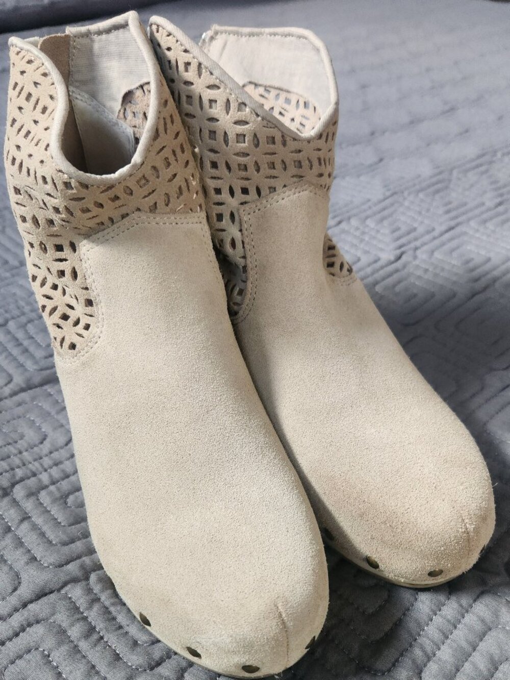 Kelsi Dagger Size 10 Ivory Bootie